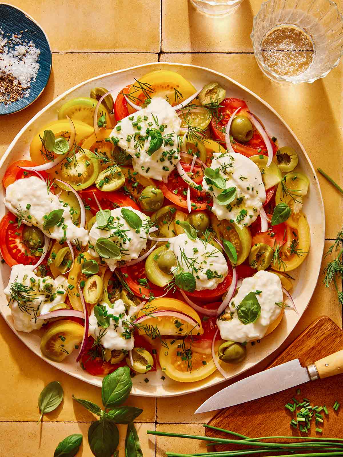 Νέο καλοκαιρινό πιάτο με ντομάτα και burrata έτοιμο σε 15 λεπτά
