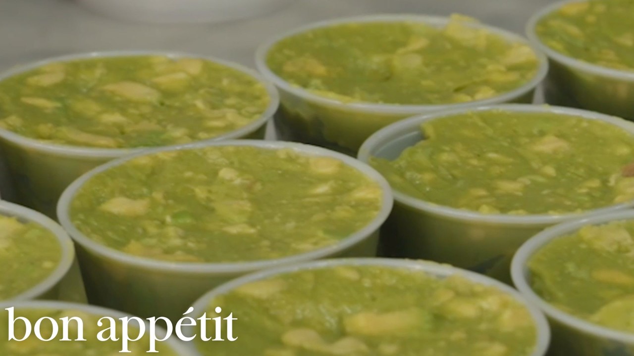 Γιατί το σκόρδο «χαλνάει» το guacamole, σύμφωνα με το Bon Appétit