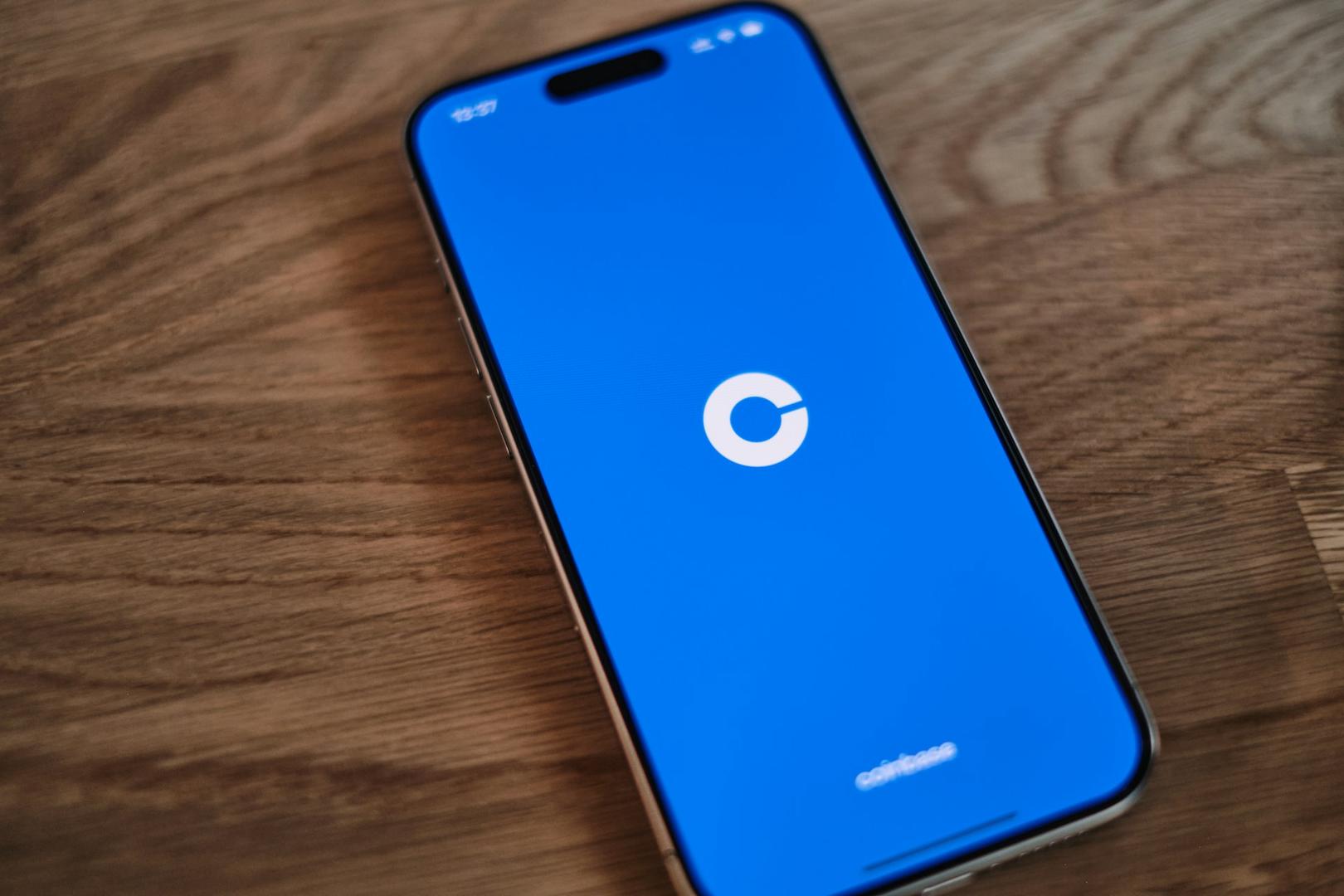 Η Coinbase εξασφαλίζει άδεια στο Ηνωμένο Βασίλειο για παραδοσιακές επενδύσεις δίπλα στα crypto