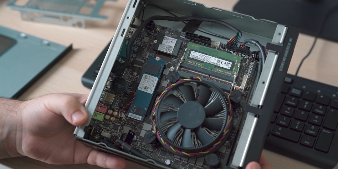 Απίστευτο mini PC case από 32 RAM sticks τραβά όλα τα βλέμματα