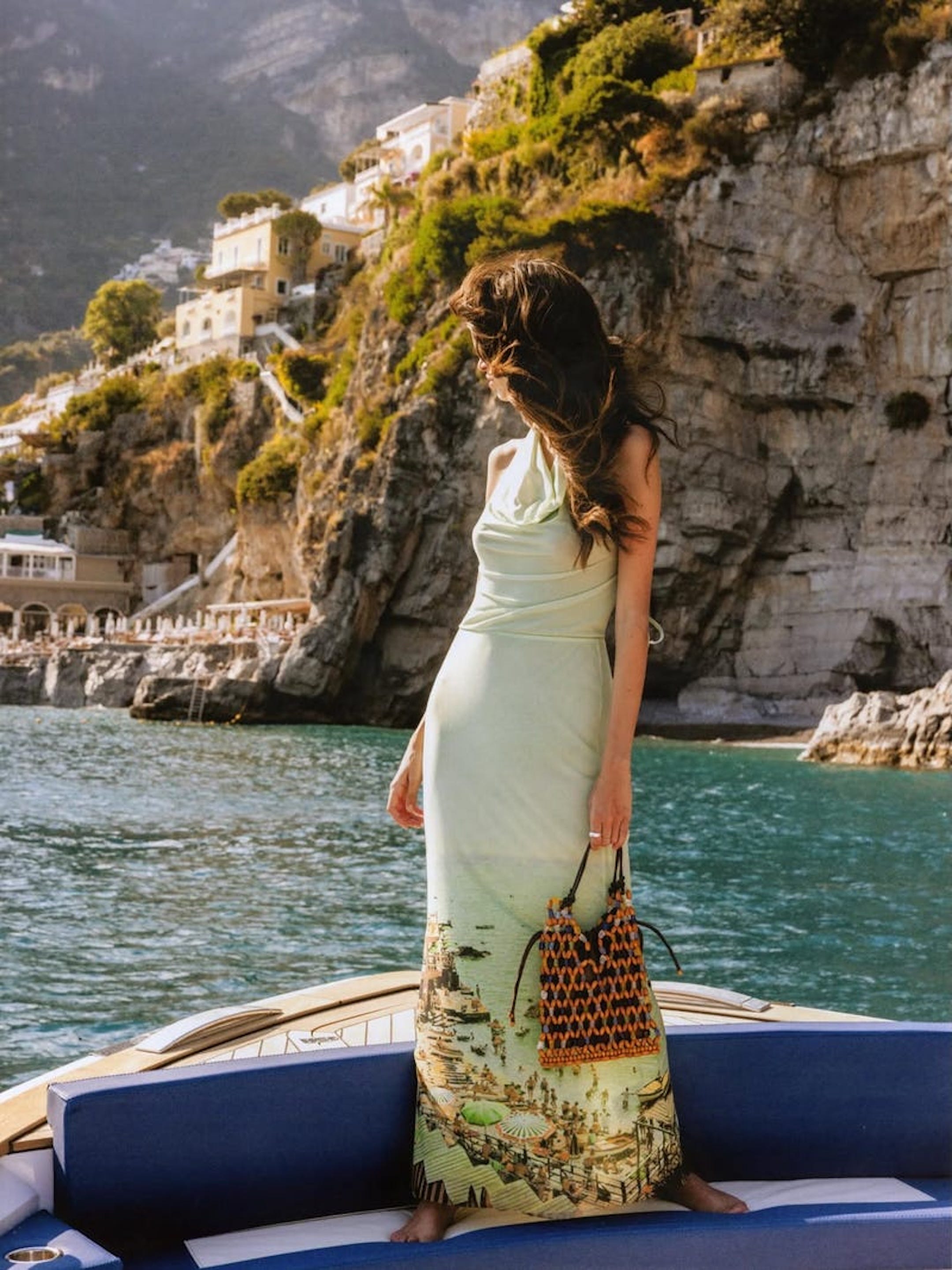 Νέο καλοκαιρινό trend: τα φορέματα με postcard prints κερδίζουν έδαφος