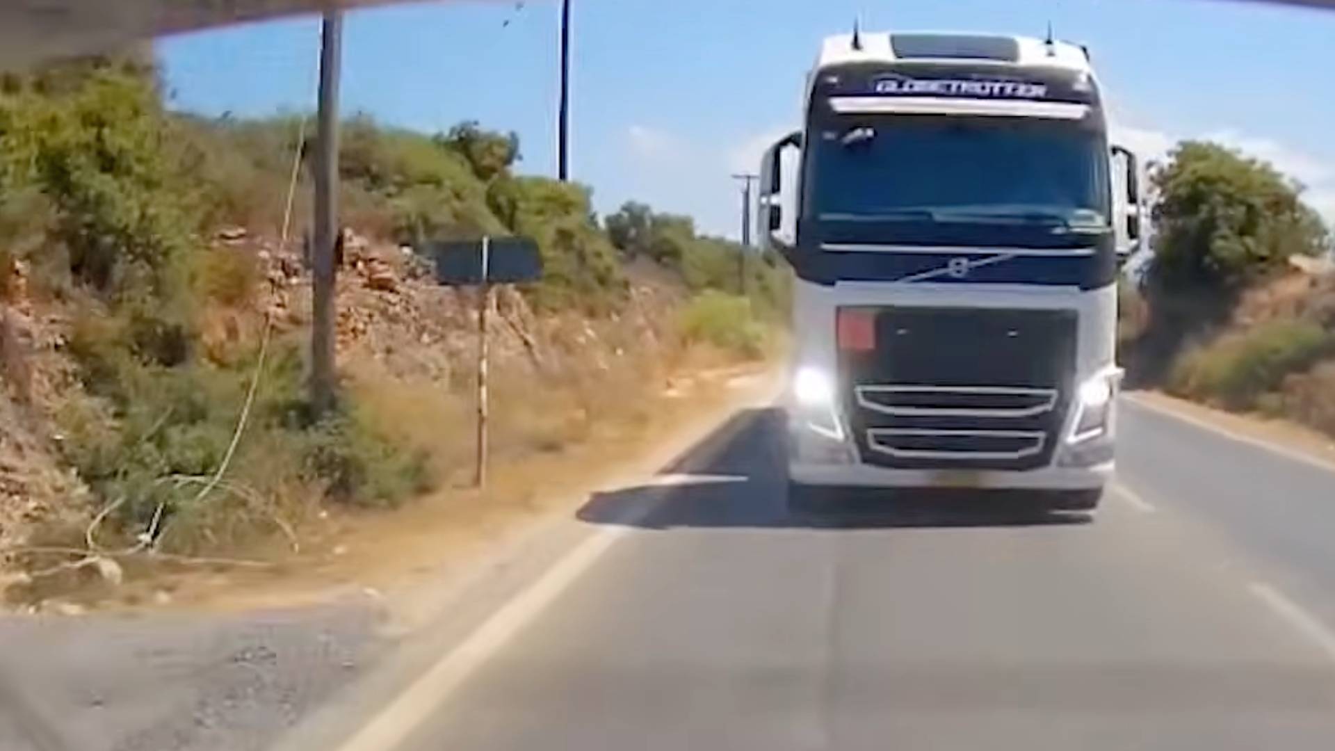 Αδιανόητη προσπέραση βυτιοφόρου στην Ελλάδα – Το βίντεο που προκαλεί σοκ