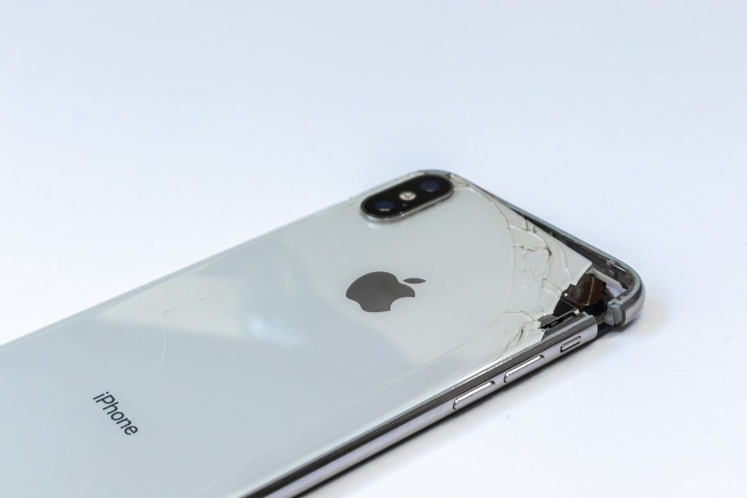 Ρώσοι άντρες σπάνε τα iPhone τους για πιο... ανδρική εμφάνιση!