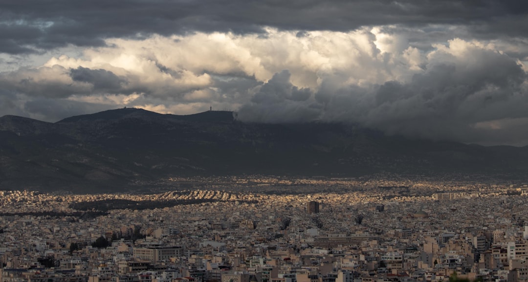 Επιδεινώνεται ο καιρός: Πού θα βρέχει σήμερα – Ανησυχία για «χιλιάδες κεραυνούς»