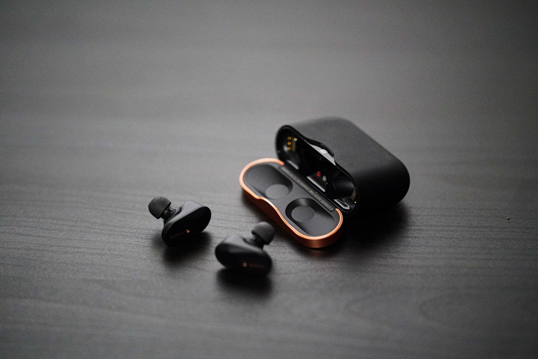 Νέο CMF Clip Pro: τα clip-on earbuds της Nothing με Smart Dial