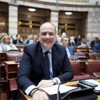 Ο Φαραντούρης απαντά για την απόσπαση της συζύγου του στις Βρυξέλλες