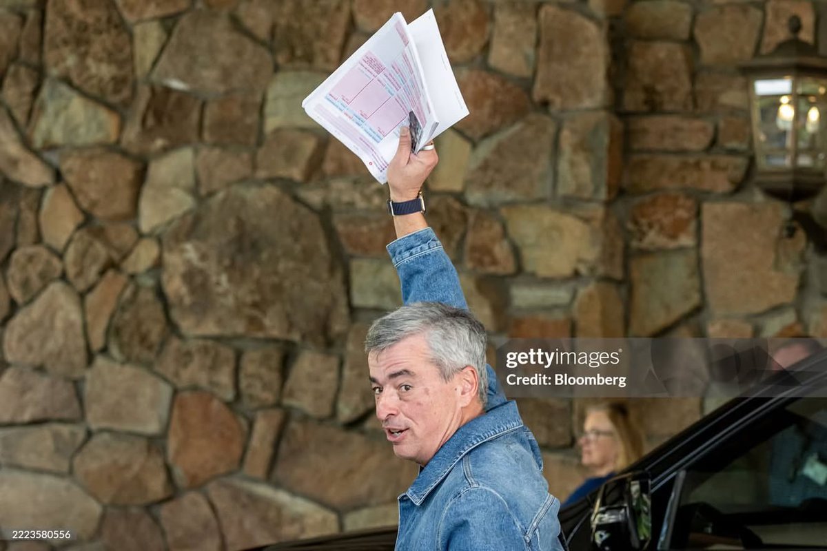 Ο Tim Cook στο Sun Valley Conference μαζί με τον Eddy Cue – παρουσία και του John Ternus