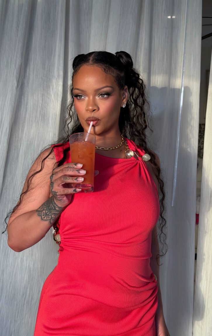 Η Rihanna δείχνει το απόλυτο Y2K beauty look στη Μπαρμπάντος