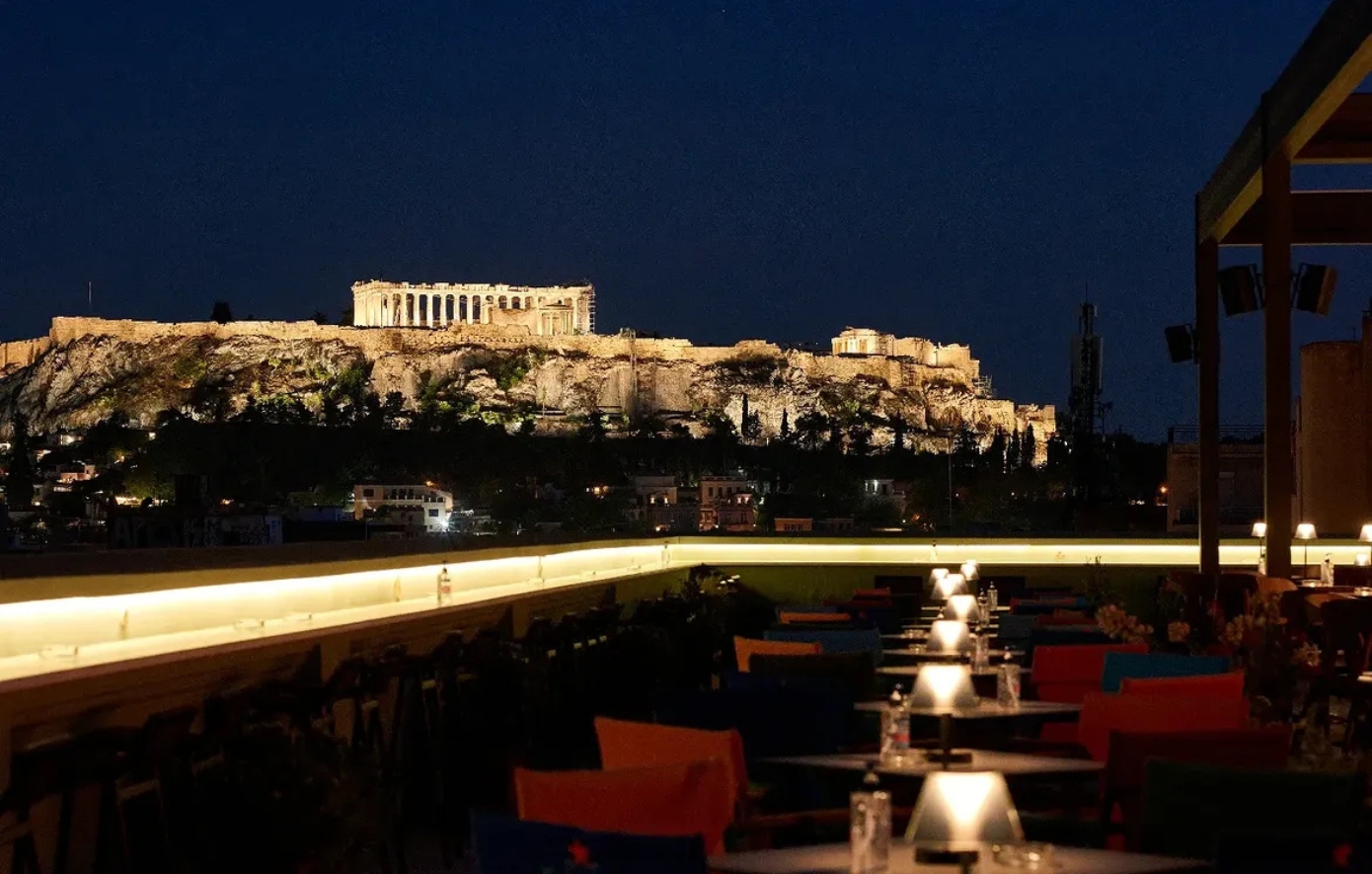 Σε αυτές τις ταράτσες της Αθήνας, η έξοδος για δροσερό κοκτέιλ γίνεται εμπειρία με θέα