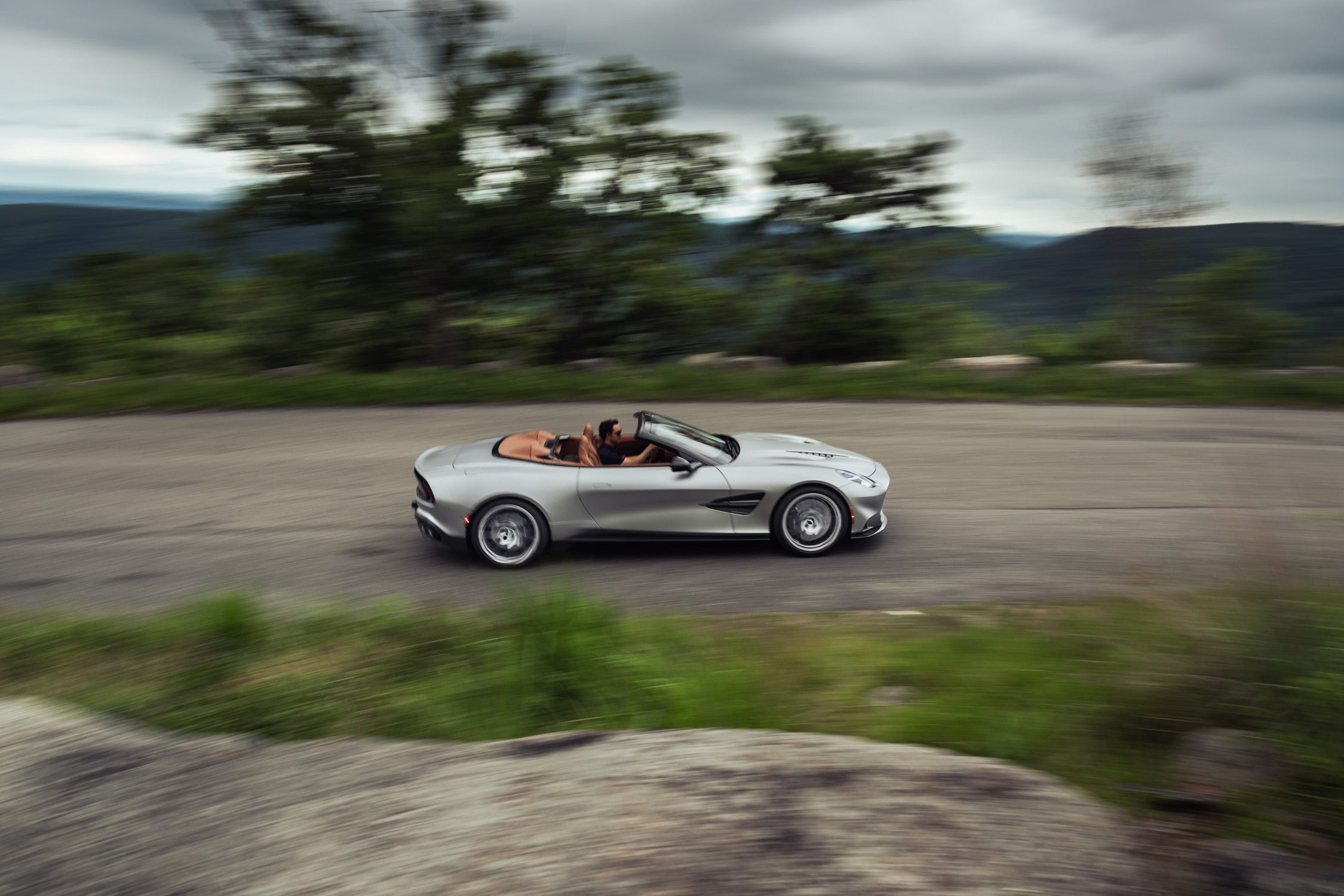 Η Aston Martin κρατά ζωντανό τον V12 με χαμηλή παραγωγή