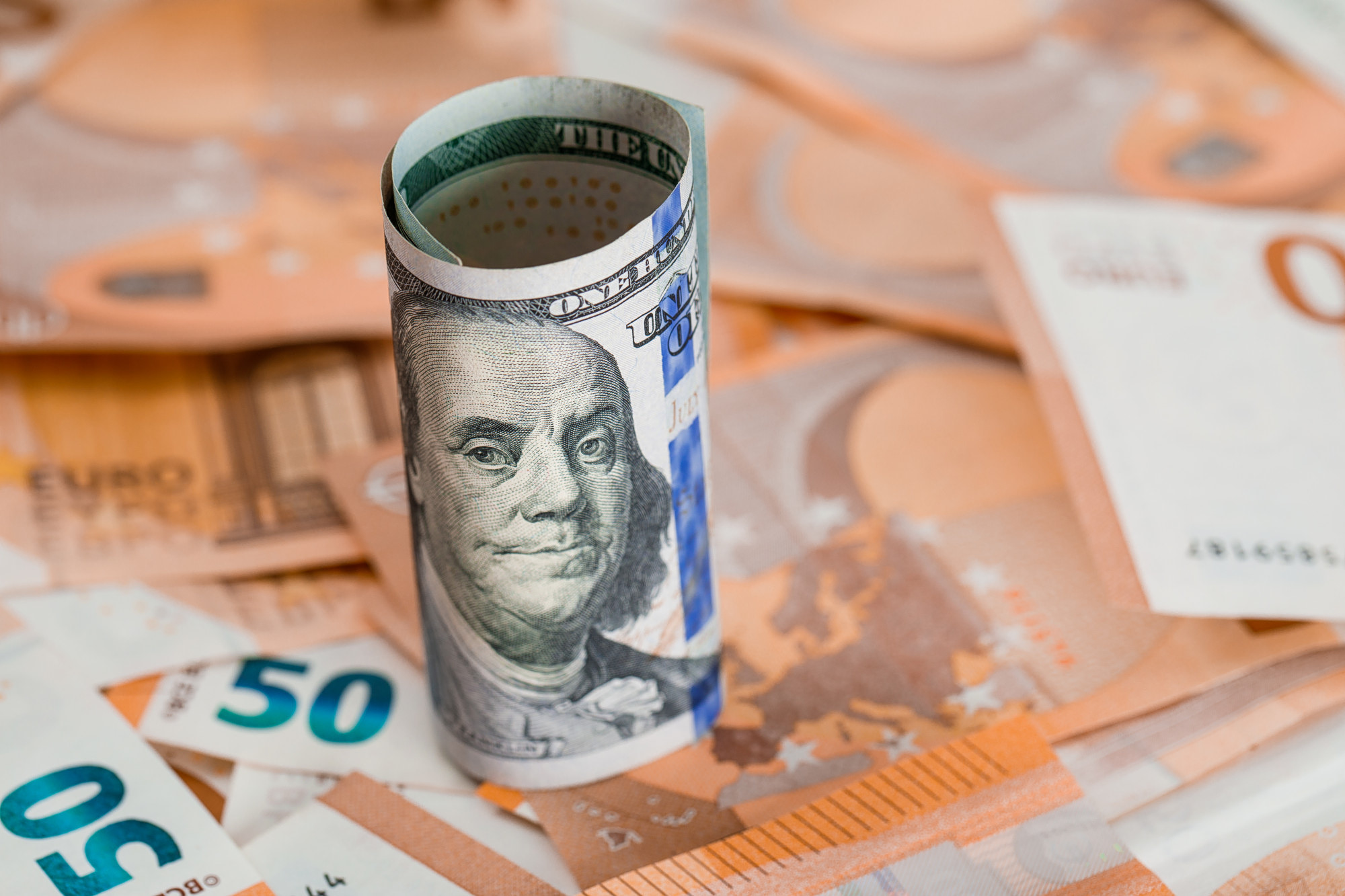 Συνάλλαγμα: Το ευρώ ενισχύεται 0,18% και διαμορφώνεται στα 1,4301 δολάρια