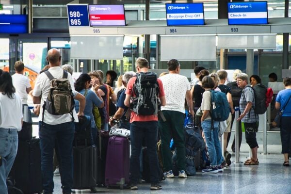 Η ΕΕ επιστρατεύει τη Frontex για να περιορίσει το χάος στα αεροδρόμια