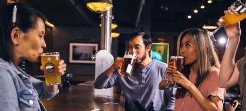 Νέα μελέτη συνδέει το αλκοόλ με αυξημένη έλξη στα αλμυρά υπερ-επεξεργασμένα τρόφιμα