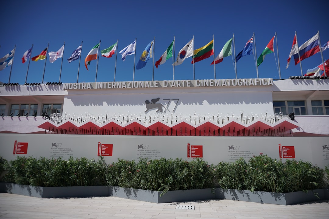 Νέο ντοκιμαντέρ για τους Oasis κάνει πρεμιέρα στη Βενετία με τους Γκάλαχερ