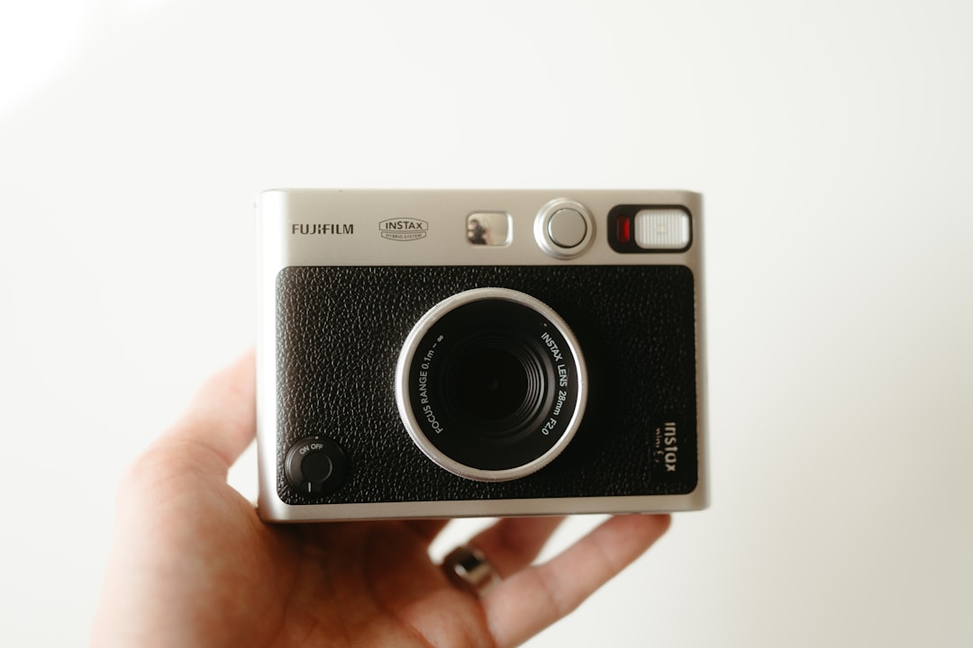 Νέο Fujifilm Instax Mini Evo Cinema: η υβριδική κάμερα με retro χαρακτήρα