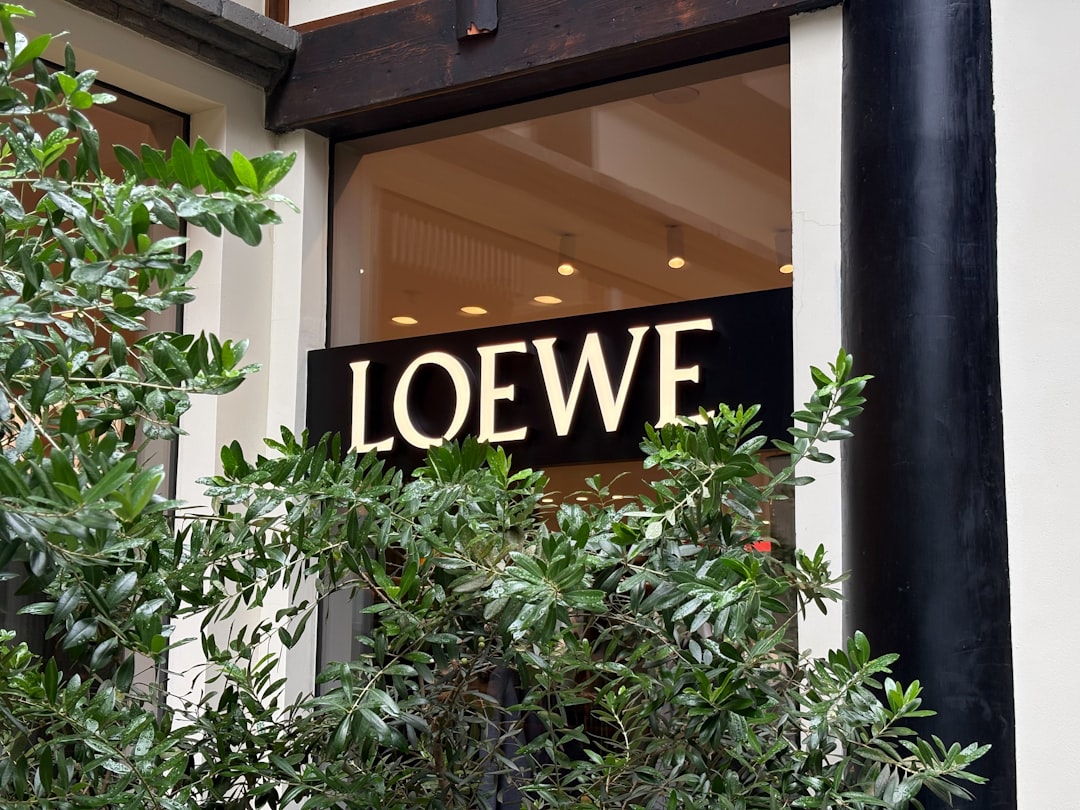 Νέα OLED πρόταση από τη Loewe με προαιρετική ηχομπάρα