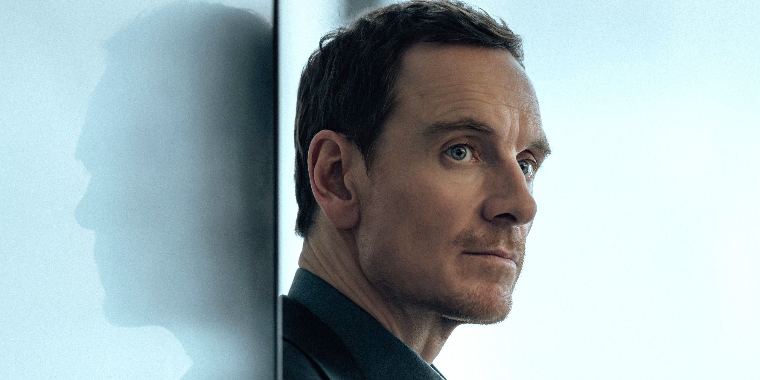 Ο Michael Fassbender οδηγεί αθόρυβα ένα από τα μεγαλύτερα streaming hits του καλοκαιριού